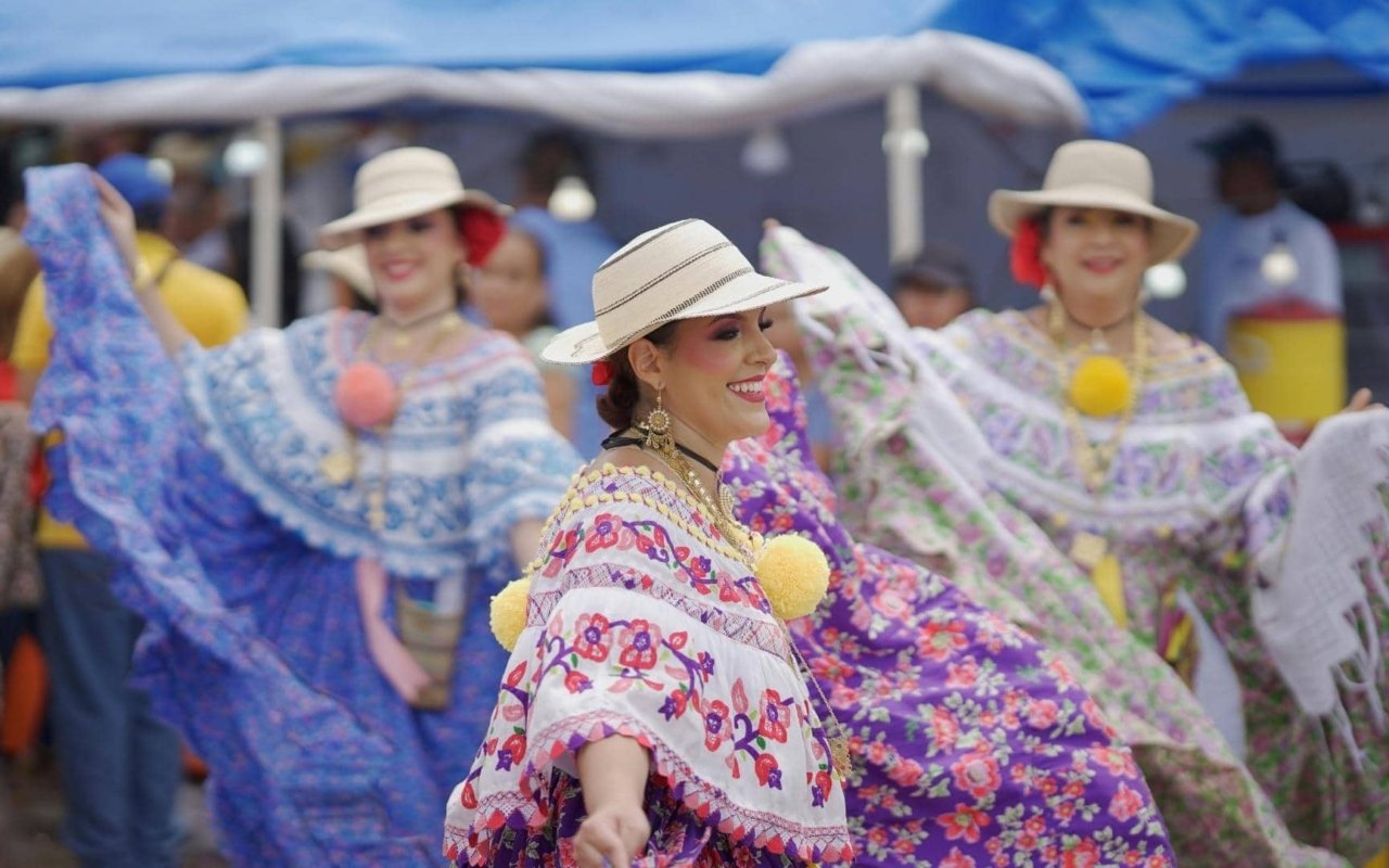 Femme en tenue traditionelle de Pollera, Panama