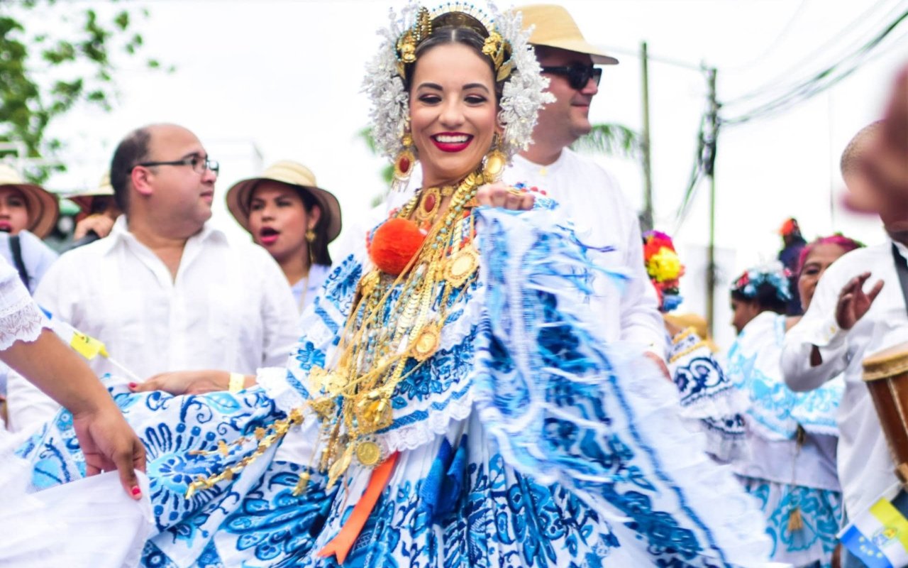 Femme en tenue traditionelle de Pollera, Panama